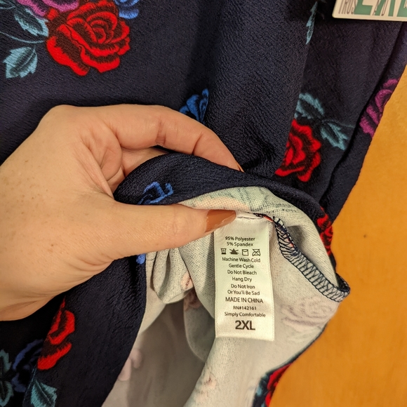 NWT LuLaRoe 2XL Cassie Navy background - Picture 4 of 7